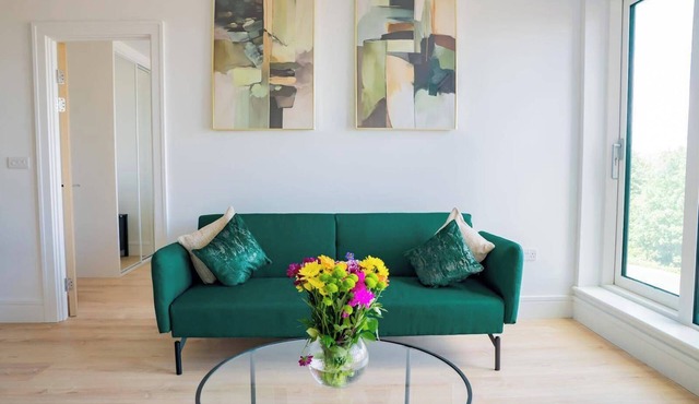 Tranquil London Apartment near Coombe Hill House
