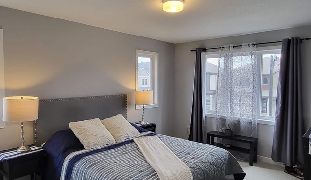 Tranquil lovely townhome in Ottawa, Modern & bright + dedicated office area.