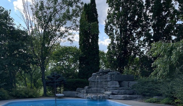 Tranquil Luxury Getaway 10-Acre with Hot Tub/Pool also on Air B&B