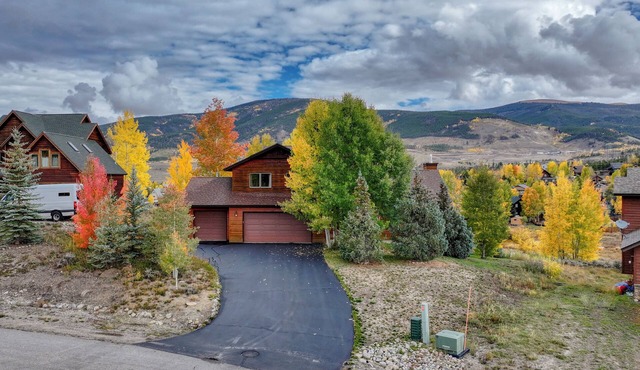 Tranquil luxury Dillon home 5BR + HotTub + Heated Garage available 30+ days