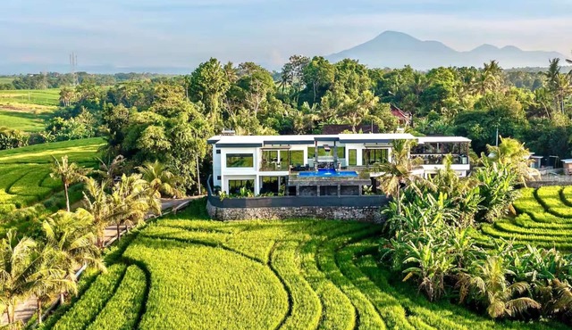 Tranquil Luxury Stay with Rice-Field & Ocean Views, Private Pool+Bar, Chef & BBQ