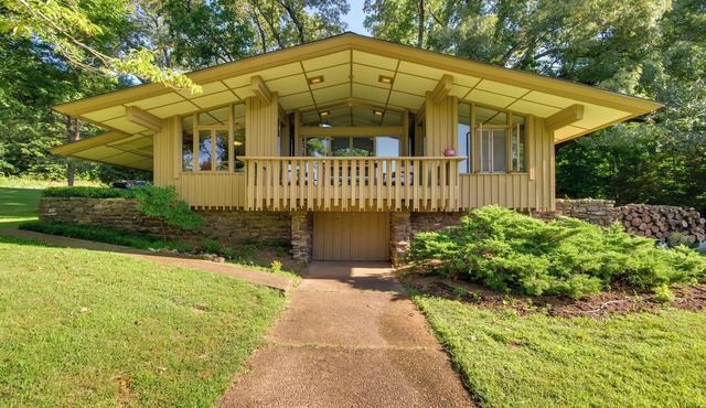 Tranquil Mid-Century Modern Cottage w/Forest View
