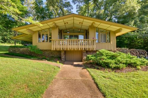 Tranquil Mid-Century Modern Cottage w/Forest View