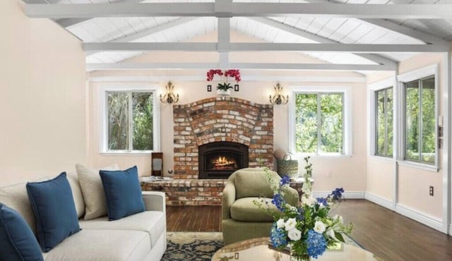 Tranquil modern cabin.Close to wineries and silicon valley!