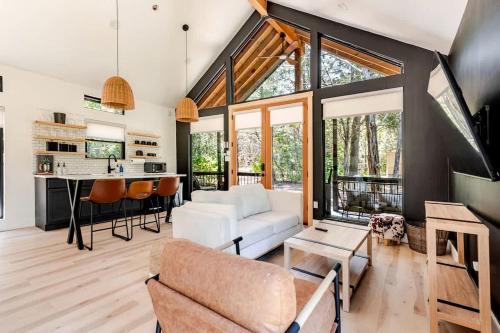 Tranquil Modern Cabin with Friendly Farm Animals & Pond Views Near Cedar Creek, Texas