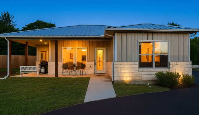 Tranquil Modern Cottage with Deck & Fire Pit - Gateway to Eagle Mountain Lake & Fort Worth