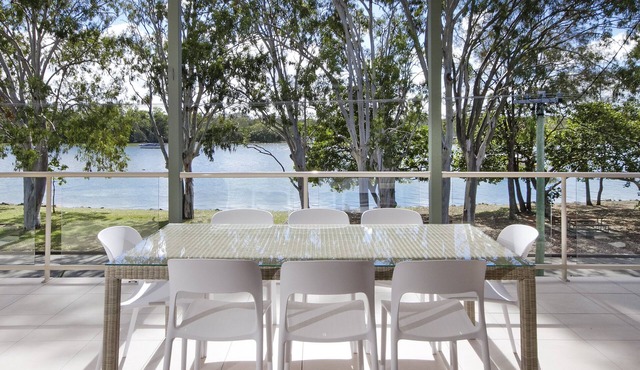 Tranquil & Modern Riverside Getaway