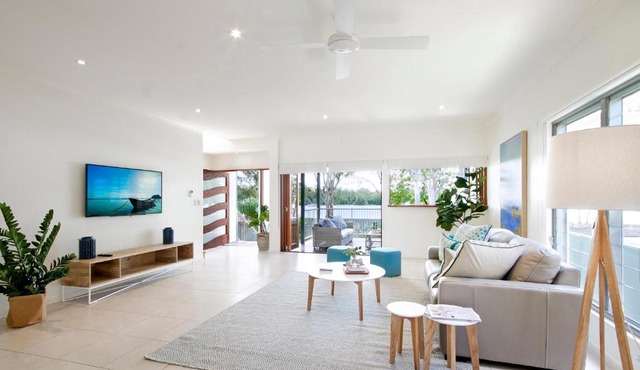 Tranquil & Modern Riverside Getaway