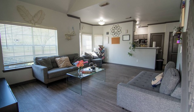 Tranquil Modern 3BR Townhome w/Pools, Gym, & Private Baths - Jersey Village