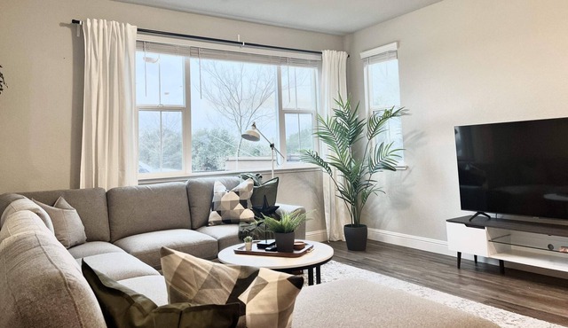 Tranquil Modern Vacation Home - Scenic Valley View