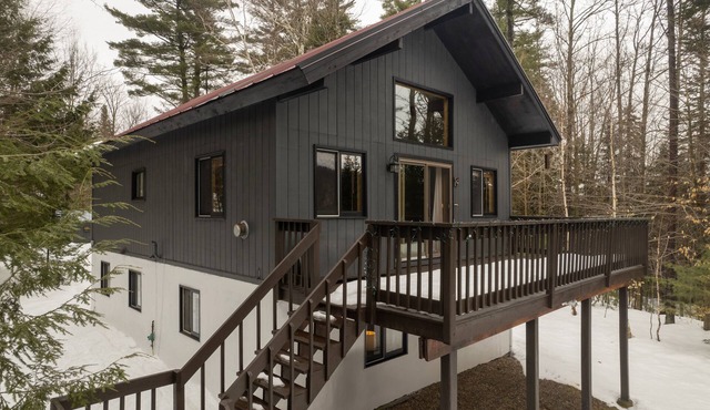 Tranquil Mountain Chalet- fireplace, deck, sauna, hiking trails, close to skiing