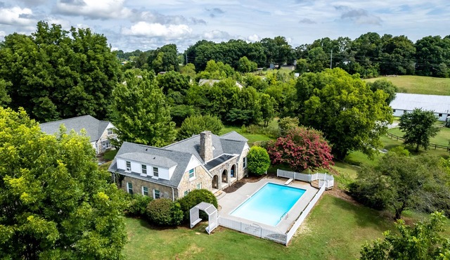 Tranquil Mountain Escape: Luxurious 5-Bedroom Farmhouse with Pool