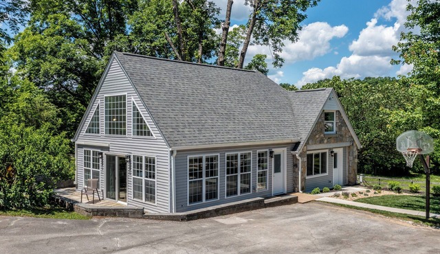 Tranquil Mountain Escape: Luxurious 2 Bedroom 2 Bath Cottage on 9 Acres