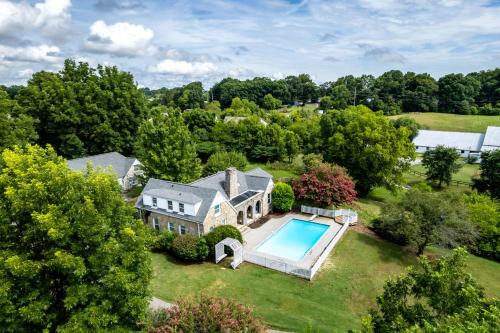 Tranquil Mountain Escape Luxurious 5-Bedroom Farmhouse with Pool