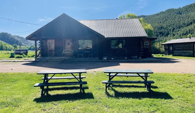 Tranquil mountain home, near Pitkin, close to your next mountain adventure.