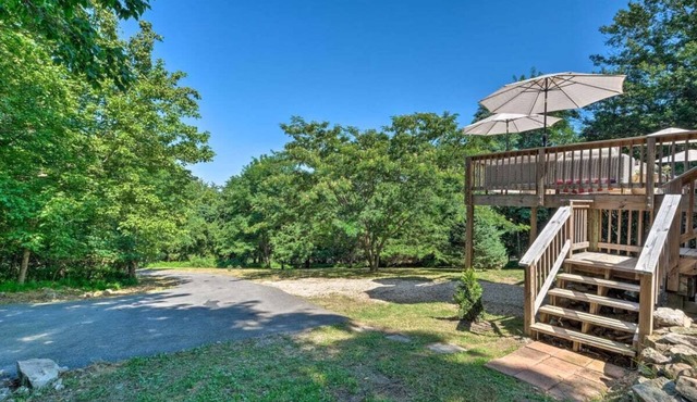 Tranquil mountainhouse w/hot tub, super close to trails & wineries- pet friendly