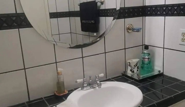 Tranquil gated home, lovely gardens great view, 5 minutes to beach.