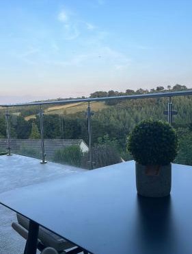 Tranquil North Devon Lodge - 2BR, Countryside Views & Pool, High Bickington close to Umberleigh, Barnstaple, Bideford & Westward Ho