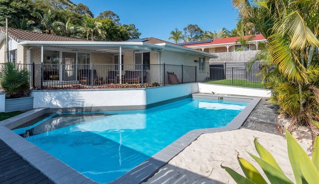 Tranquil Oasis: 4BR Family Retreat with Large Pool