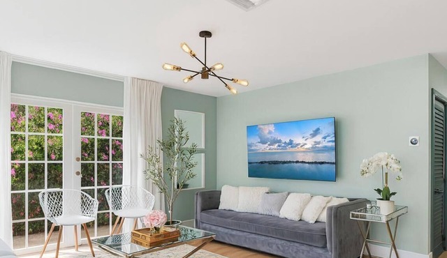 Tranquil Oasis: Newly Renovated Villa, Heated Pool, Private Garden Retreat