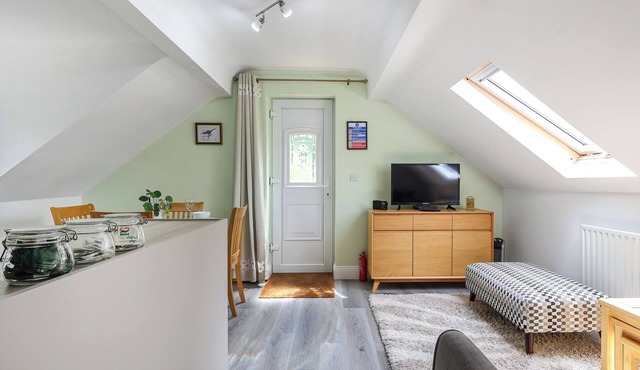Tranquil one-bedroom annexe with forest views in Kintbury.