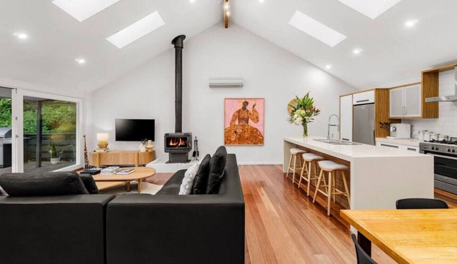 Tranquil, open-plan designer escape 25km from CBD