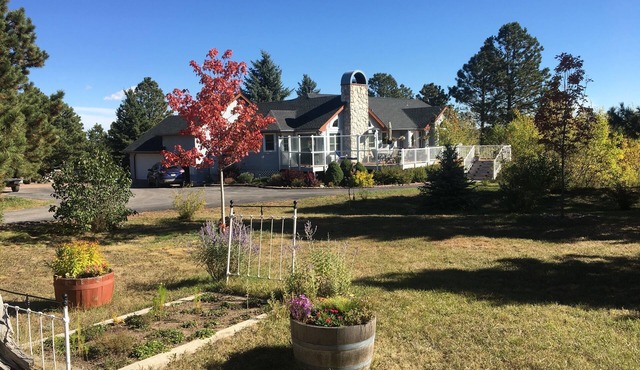 Tranquil Palmer Divide Residence-Sleeps 10 in beds, family friendly, clean.