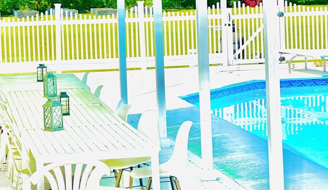 Tranquil Paradise Nature Sanctuary. Pool, red barns and horses, goats and more.