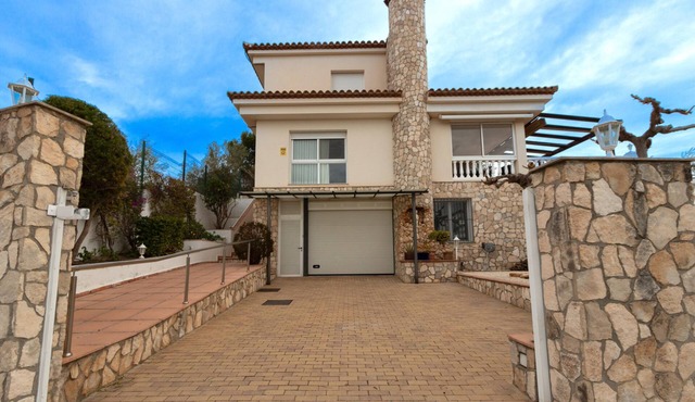 Tranquil Paradise, Private Pool - only 200m to beach!