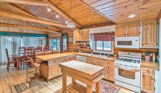 Tranquil Pines Retreat ⁓Large Hot Tub ⁓