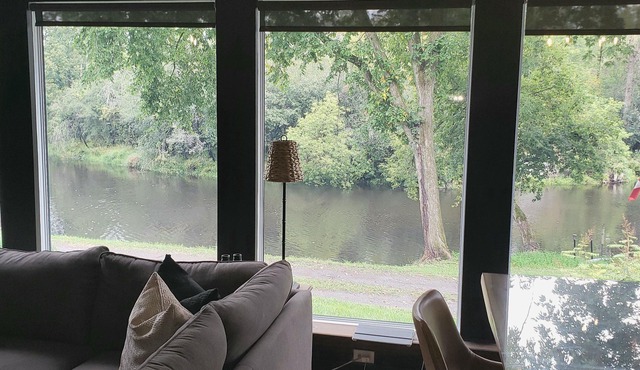 Tranquil/Private King Suite, Cozy, Riverfront w/hot tub,fireplace,firepit,trail.