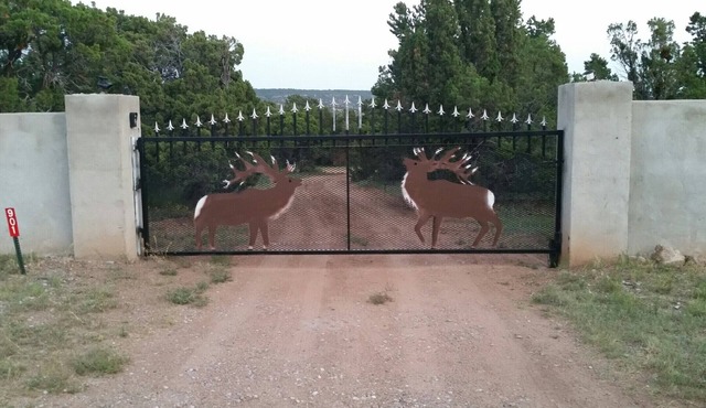 Tranquil Private Mtn Retreat Perfect for Families, off I-25, 9 miles to SF