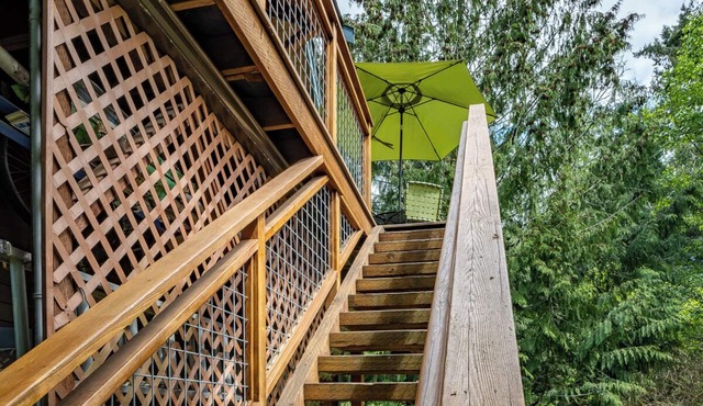 Tranquil, private Whidbey Island apt. Level 2 charging station, pet friendly.