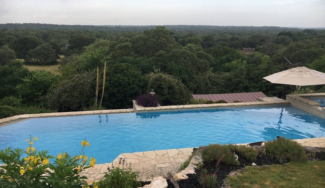 Tranquil ranch for up to 20 people, near San Antonio attractions! Premier Host!