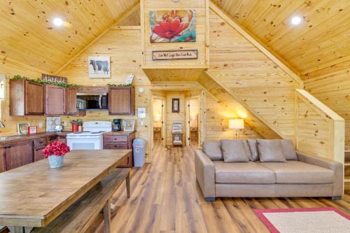 Tranquil 'Red Magnolia Cabin' Near Lake Granbury!