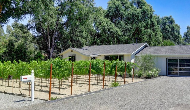 Tranquil Renovated Farmhouse bordering Yountville!