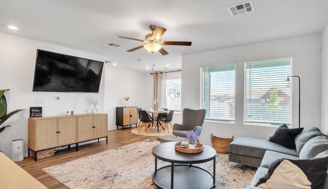 Tranquil Retreat 15-17 min from COTA, Tesla factory & the Airport. Private patio