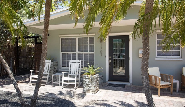 Tranquil Retreat by the Beach-4 bedroom 3 bath home w/private pool, parking