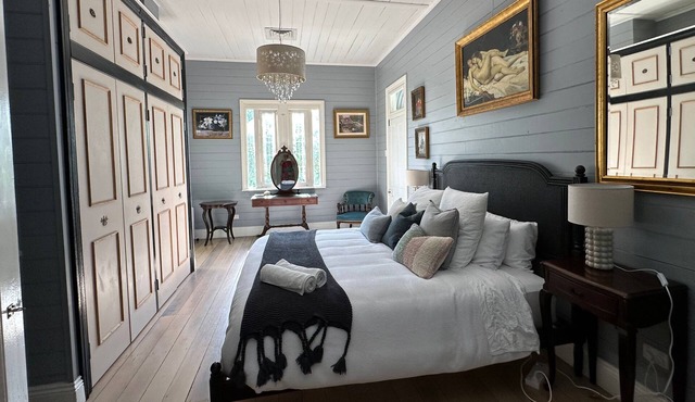 Tranquil Retreat: Charming Country Homestead on 12 Acres, 6km to Byron Bay