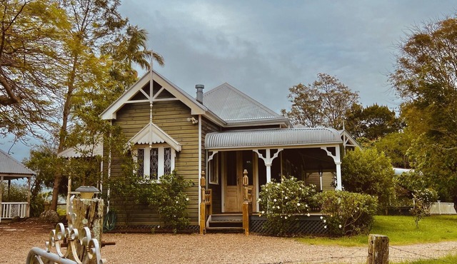Tranquil Retreat: Charming Country Homestead on 12 Acres, 6km to Byron Bay