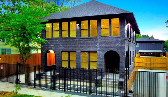 Tranquil Retreat, Hot Tub, 6 Baths, Fully Gated w/Parking