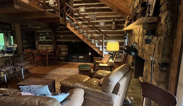 Tranquil retreat, log home with lovely stream, Hillsville/Floyd VA