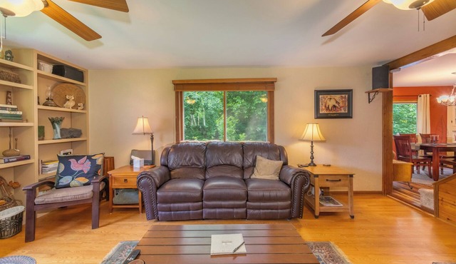 Tranquil Retreat-Min to MQT, Gwinn-10 Acres Enjoy