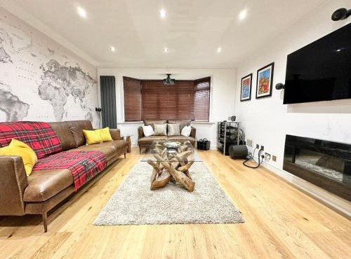 Tranquil Retreat Spacious 4-Bedroom Family Home