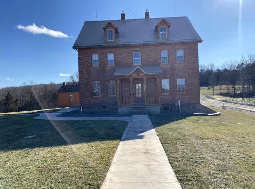 Tranquil Retreat to the Woods: Beautiful Family-Friendly Cottage near Owensville, Missouri