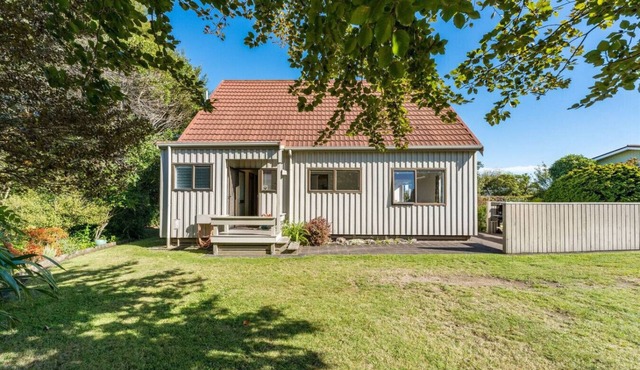 Tranquil Retreat wi-fi & pets, lake view from rear deck, property backs onto reserve