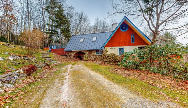 Tranquil retreat with generous deck, fitness area, & amazing views