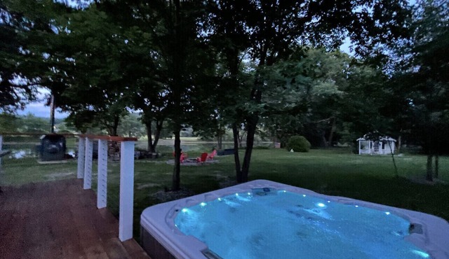 Tranquil River cottage w/hot tub, firepit , mins to a 18-holes golfing & fishing