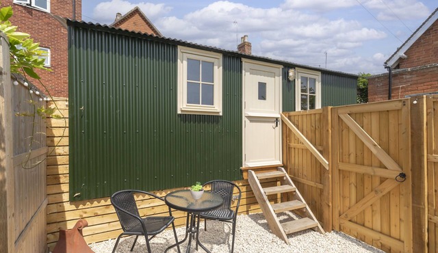 Tranquil Riverside Shepherd’s Hut in Tewkesbury