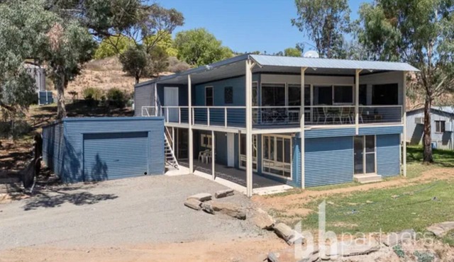 Tranquil River house in Beautiful Kroehns Landing